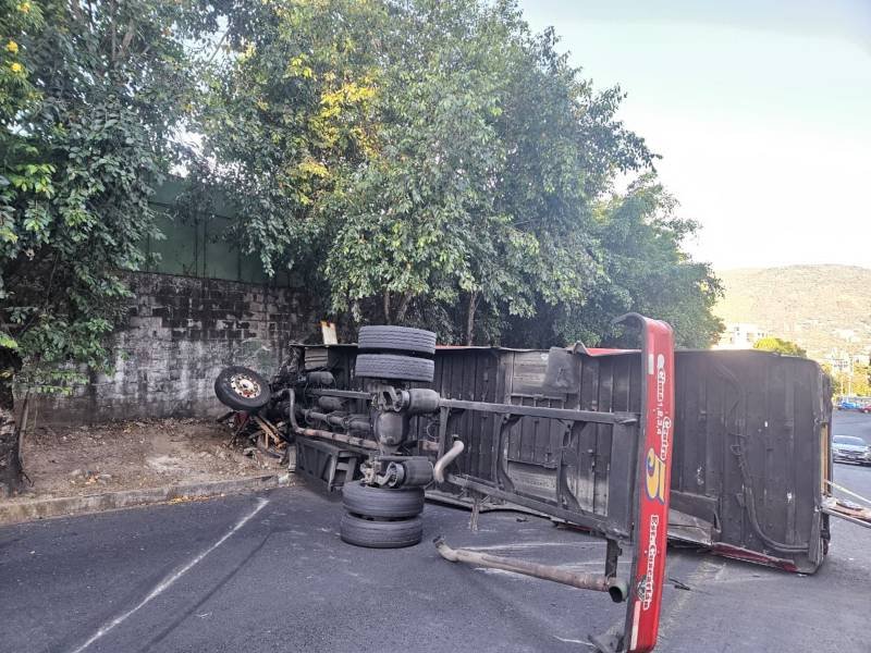 Accidente en San Salvador: Autobús de la ruta 5 vuelca y deja 20 heridos, seis graves