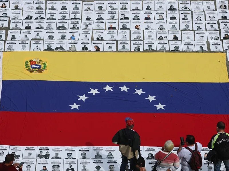 Opositores venezolanos y organizaciones cuestionan la transparencia en excarcelaciones de presos políticos