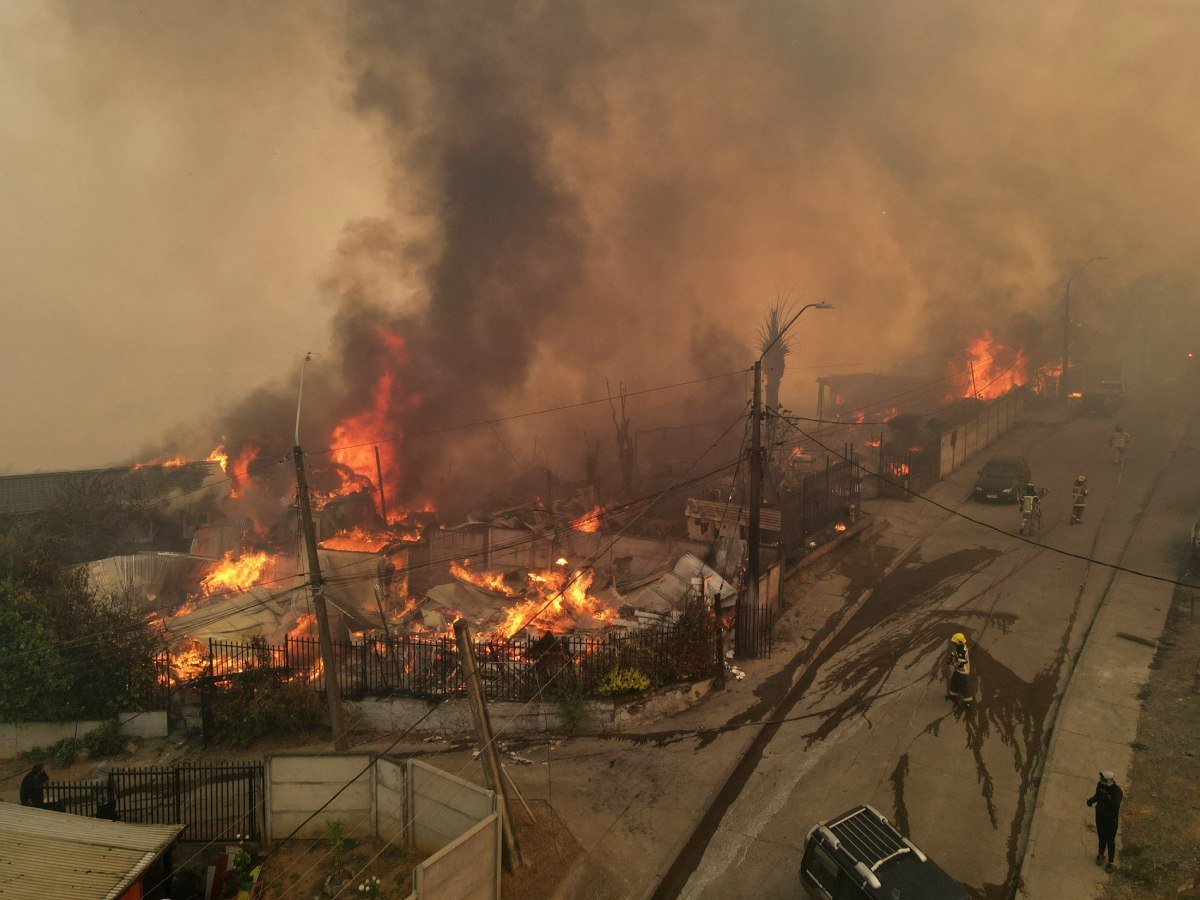 Incendios forestales en el sur de Chile causan 16 muertos y obligan a evacuar a más de 50,000 personas