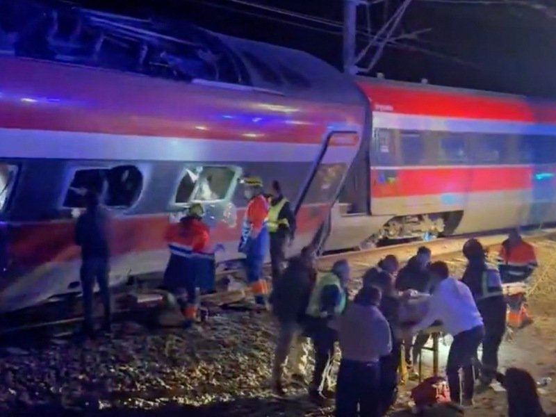Colisión de trenes en Córdoba, España, deja 21 muertos y más de 100 heridos