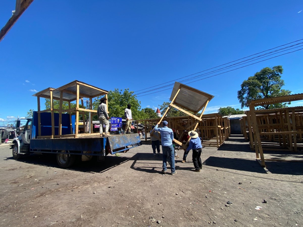 Comerciantes de plaza Barrios inician traslado a puestos provisionales en San Miguel