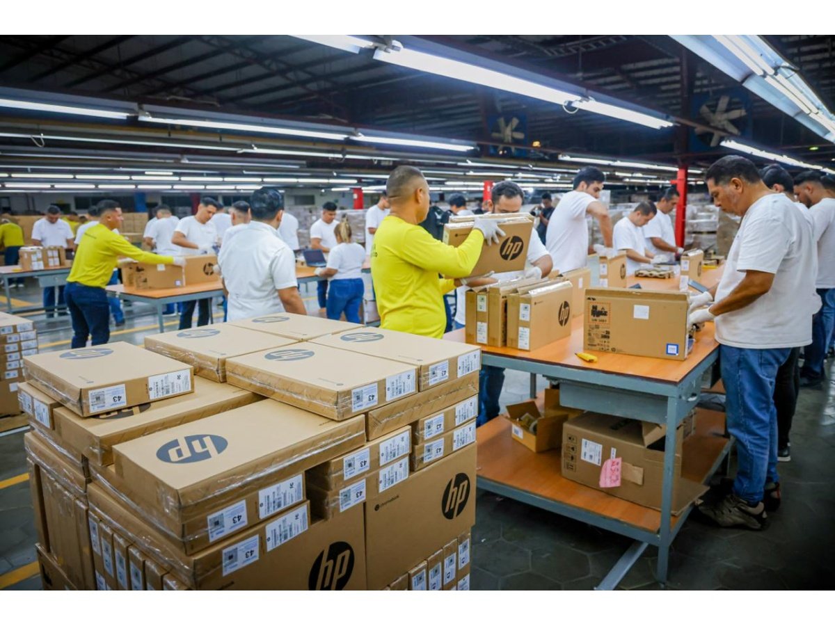 Gobierno de El Salvador importa 345,000 uniformes y 442,000 tablets para inicio del año escolar 2026