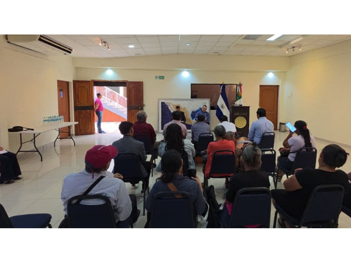 Delegación diplomática de México inspecciona zona del relleno sanitario en Tecoluca ante denuncias comunitarias