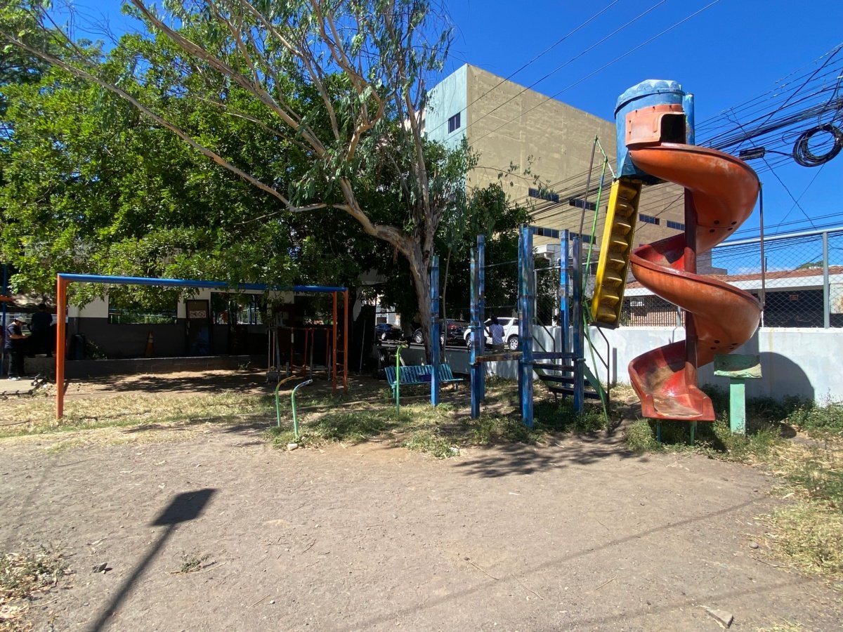 Habitantes de San Miguel solicitan remodelación de juegos infantiles en estadio local