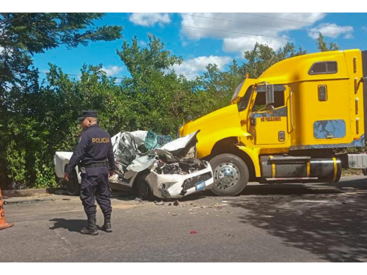 Ciudadana estadounidense fallece en accidente vial en Usulután; cuatro lesionados permanecen en hospital