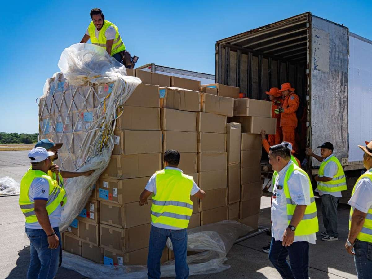 El Salvador recibe más de 110,000 pares de zapatos para complementar paquete escolar 2026