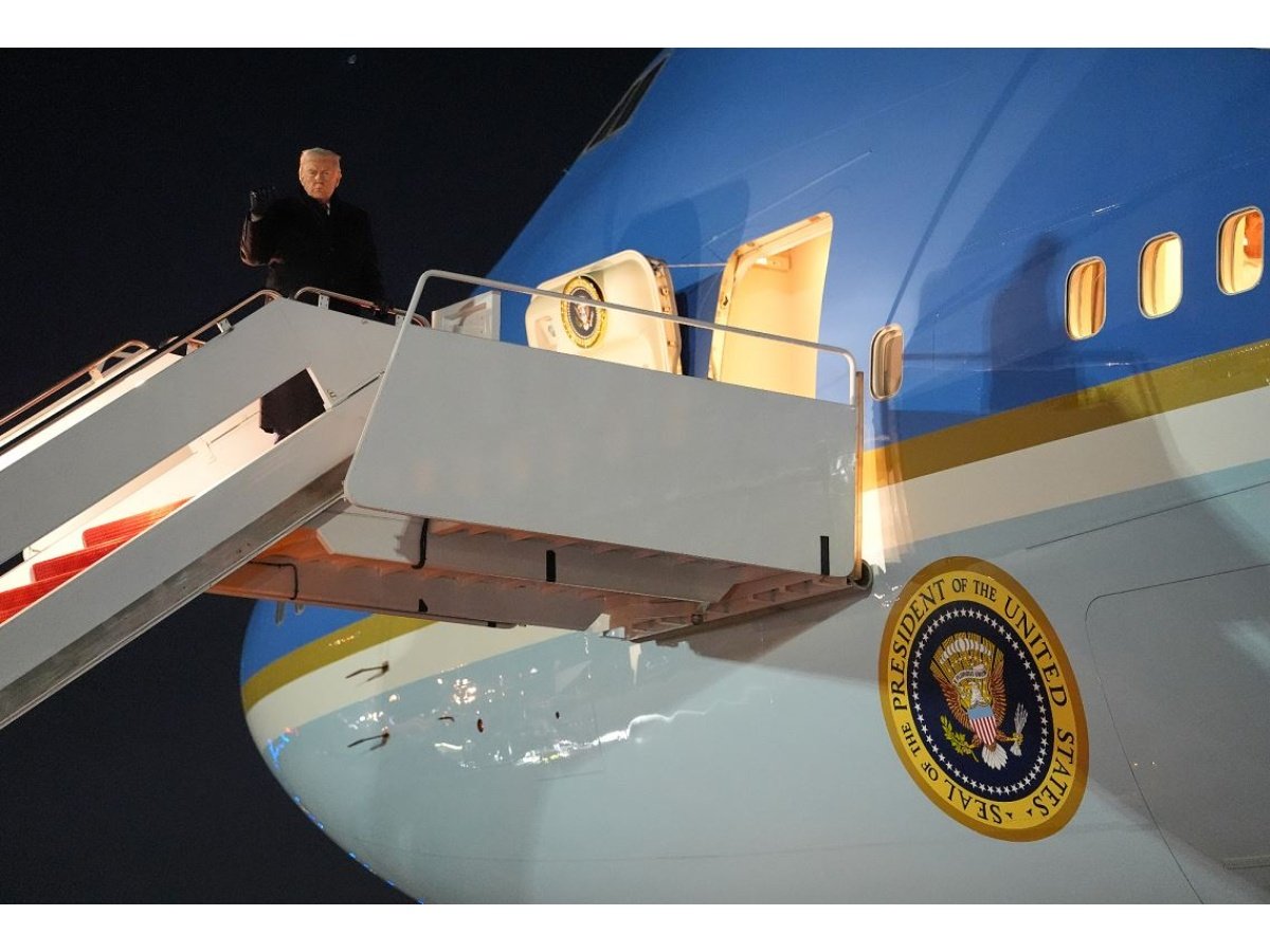 Problema eléctrico obliga a Air Force One de Trump a regresar a Washington antes de Davos
