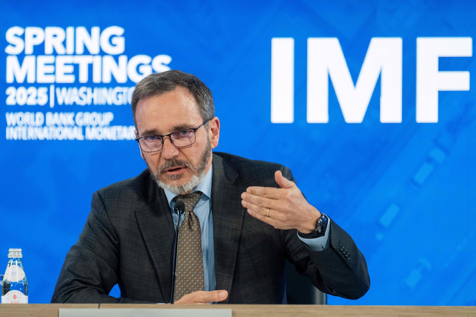 FMI ajusta al alza crecimiento global para 2026, pero advierte riesgos por IA y tensiones comerciales