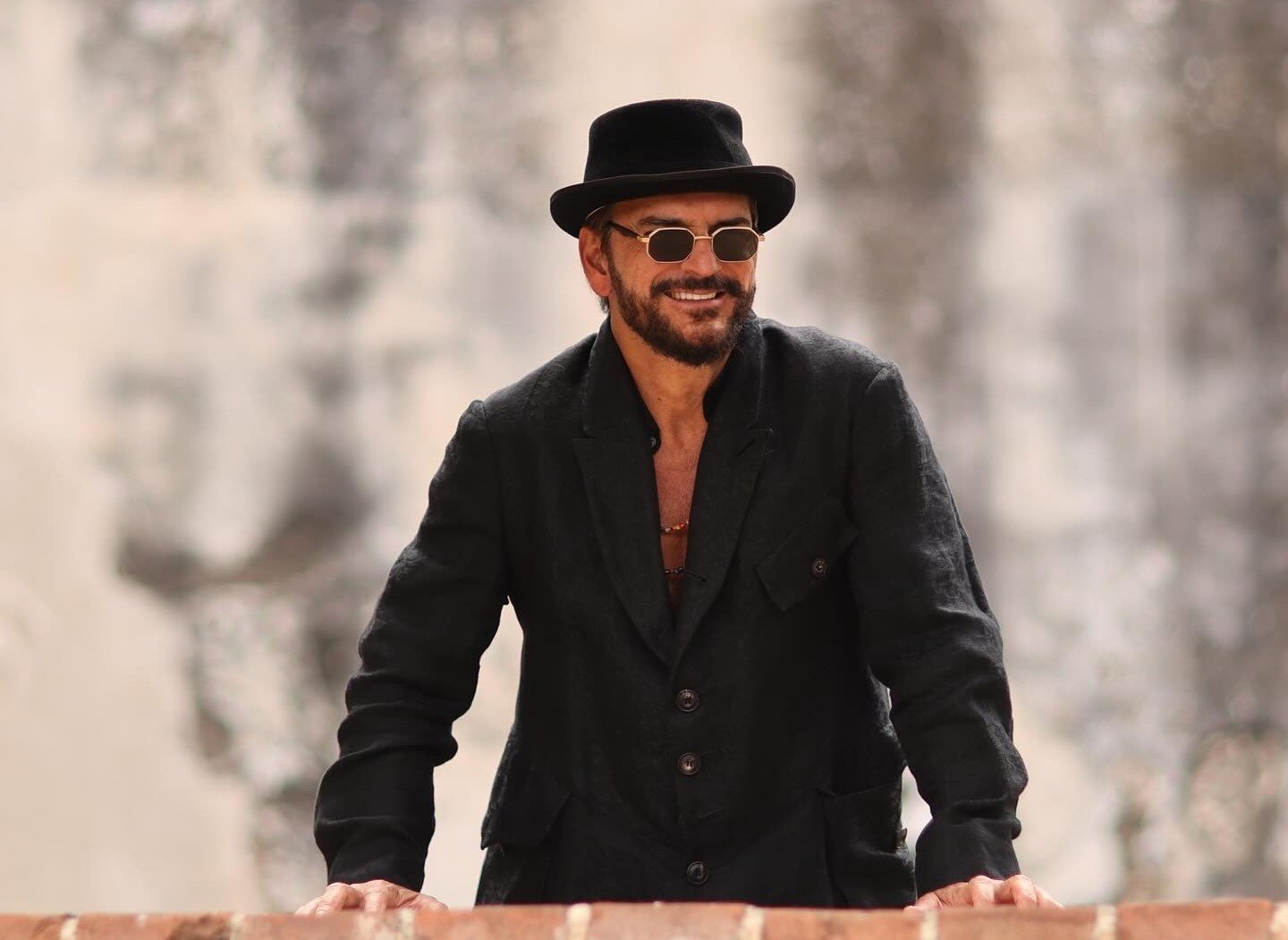 Ricardo Arjona celebra sus 62 años con reflexión y detalle simbólico en su mensaje de cumpleaños