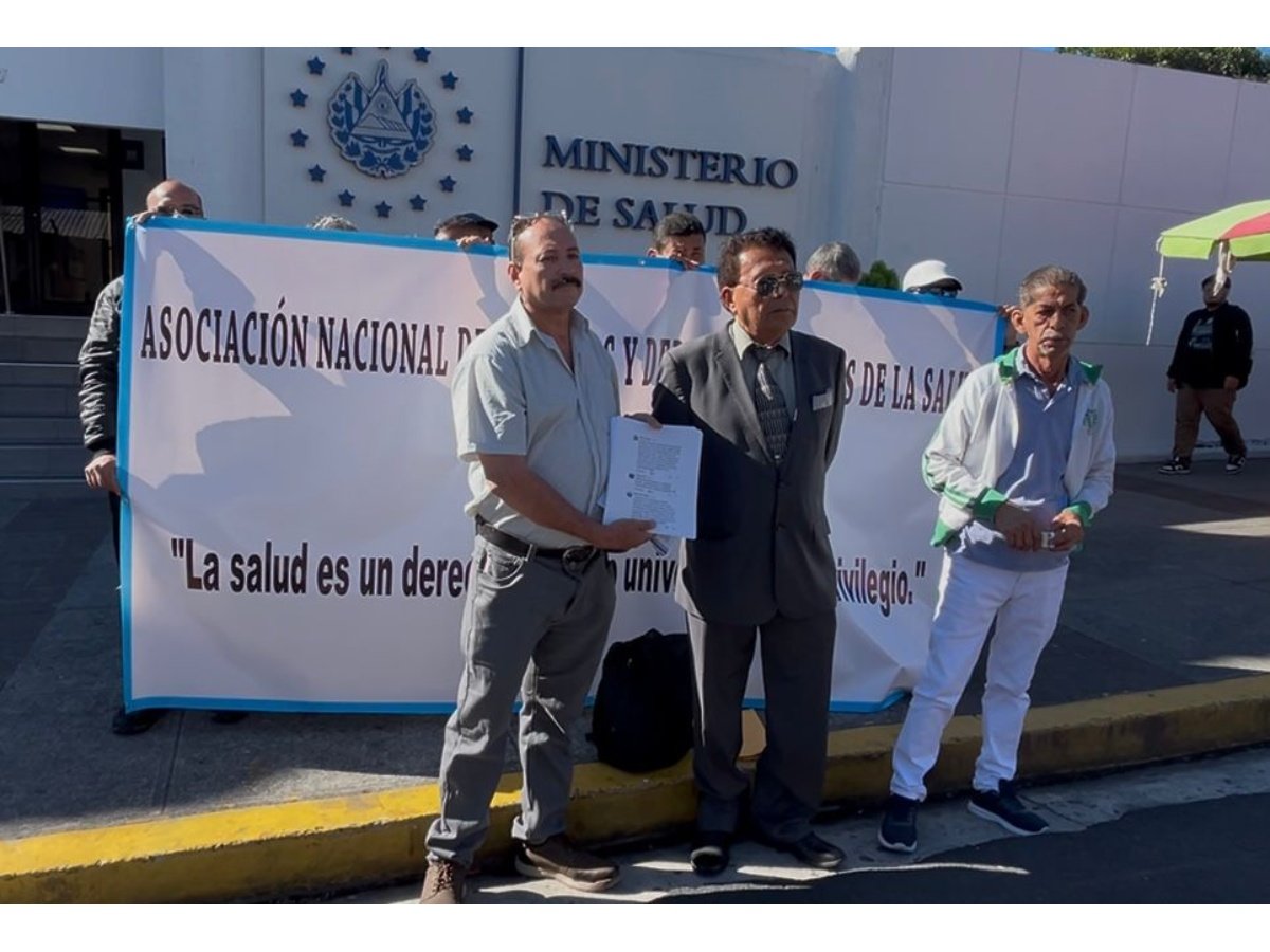 Usuarios alertan sobre el impacto de despidos en la calidad del sistema de salud pública en El Salvador