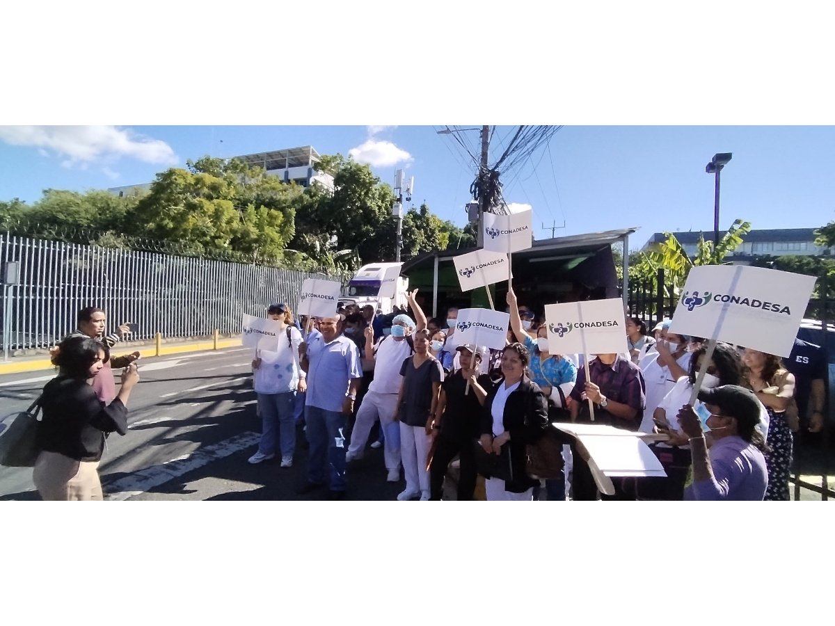Denuncian fallecimiento de exempleada tras despidos en Hospital Rosales y exigen indemnizaciones completas