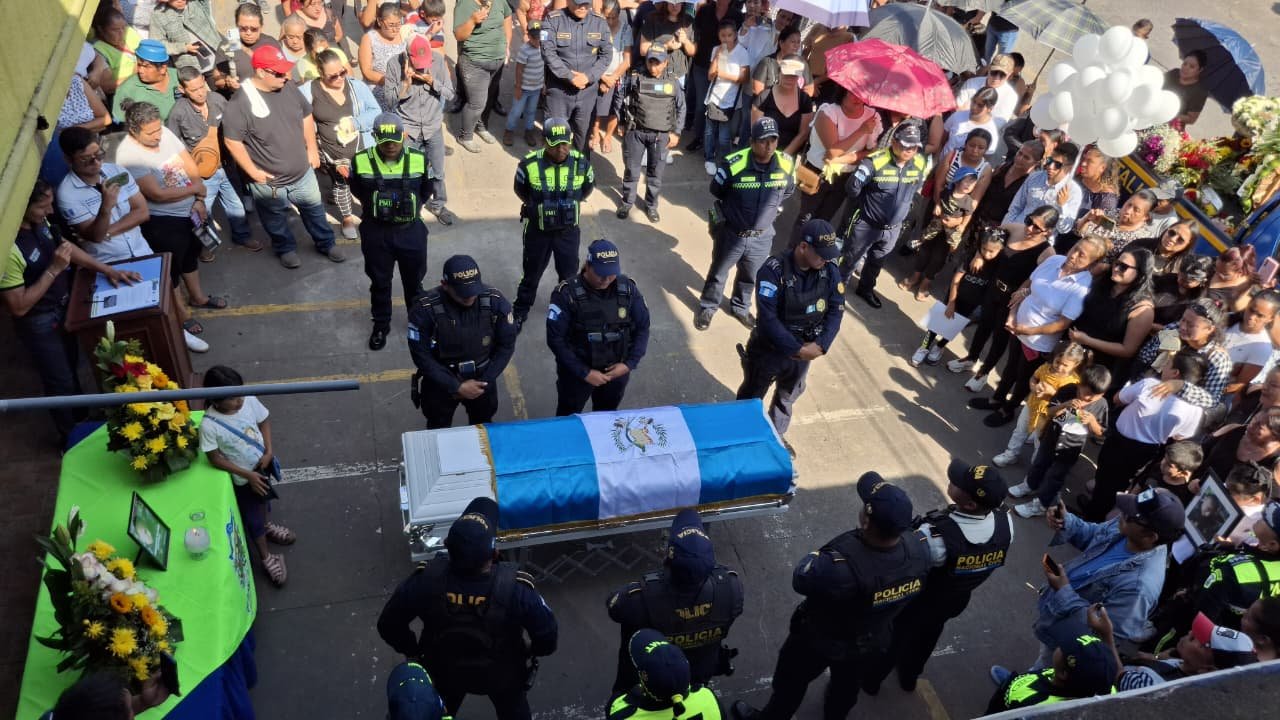 Despiden con honores a agente de la PNC asesinado en ataques del Barrio 18 en Retalhuleu