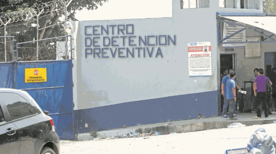 Traslado de tres reos ligados al Barrio 18 al Preventivo de zona 18 tras ataques contra la PNC