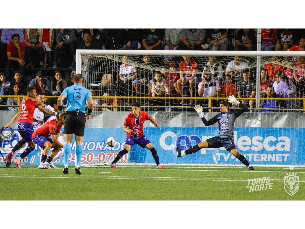 Mario González mantiene su invicto y lidera al San Carlos a nueva victoria en Costa Rica