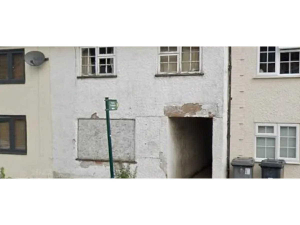 Autoridades de Leicestershire ofrecen más de $60,000 para recuperar casa abandonada por 24 años