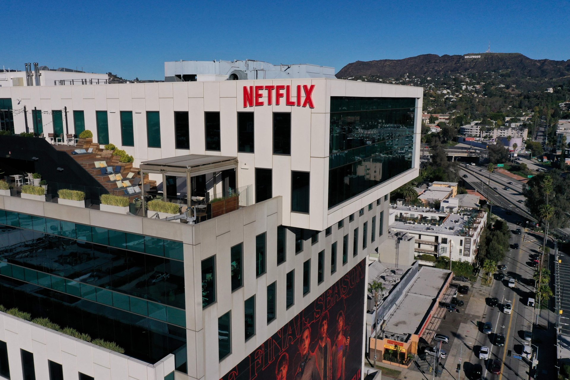 Netflix simplifica oferta en efectivo para adquirir Warner Bros. Discovery por 82,700 millones de dólares