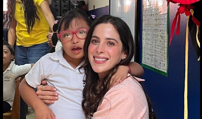 Fátima Bosch, Miss Universo 2025, comparte con niños en Guatemala y se descalza para jugar