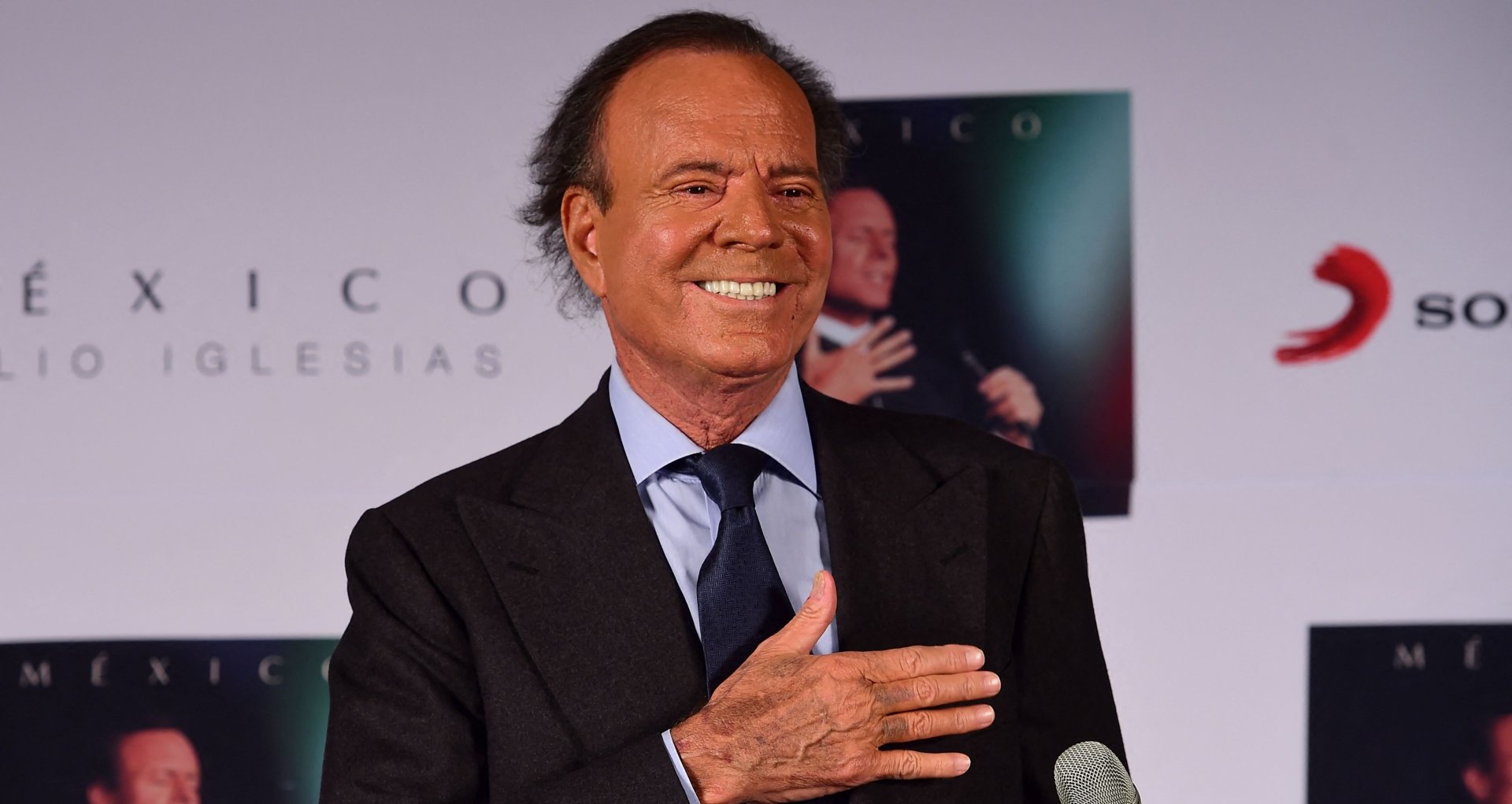 Julio Iglesias presenta evidencias y responde a denuncias de exempleadas con mensajes de WhatsApp