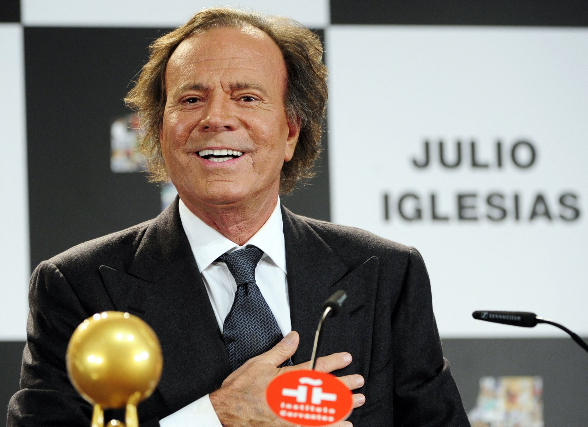 Fiscalía de España archiva denuncia por abuso sexual contra Julio Iglesias por falta de jurisdicción