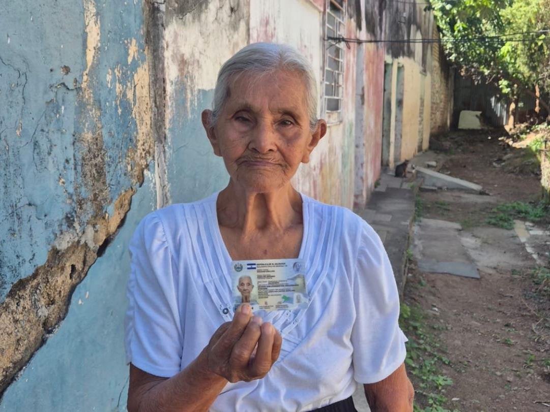 A los 80 años, María del Socorro obtiene su primer DUI tras décadas sin identidad legal