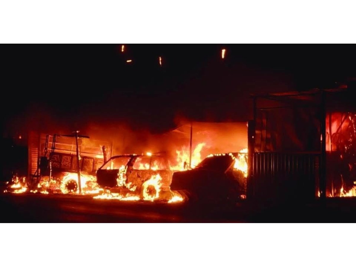 Bomberos controlan incendios estructurales en Aguilares y San Salvador la noche del viernes