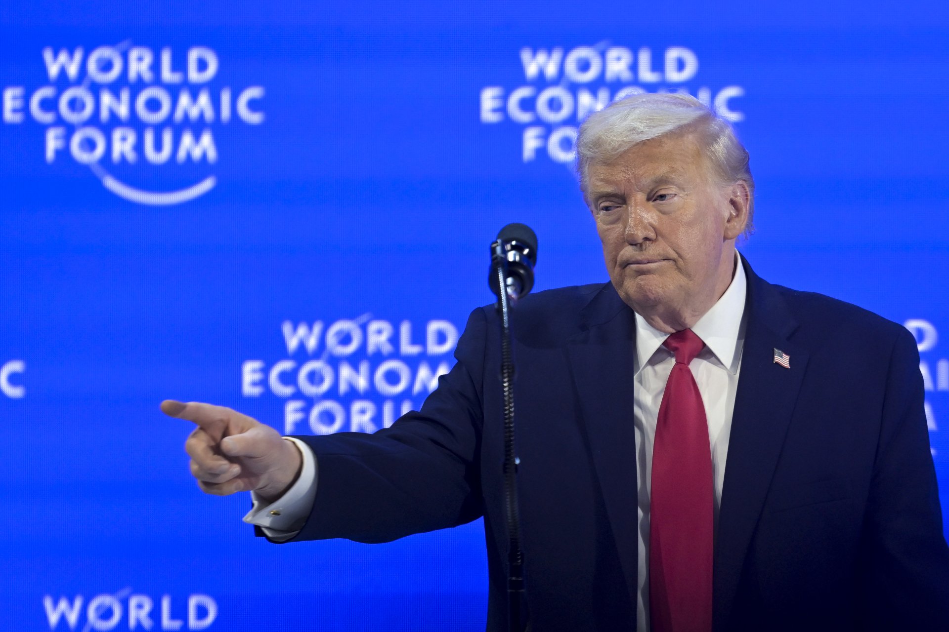 Moretón en la mano de Donald Trump durante su discurso en Davos genera inquietudes
