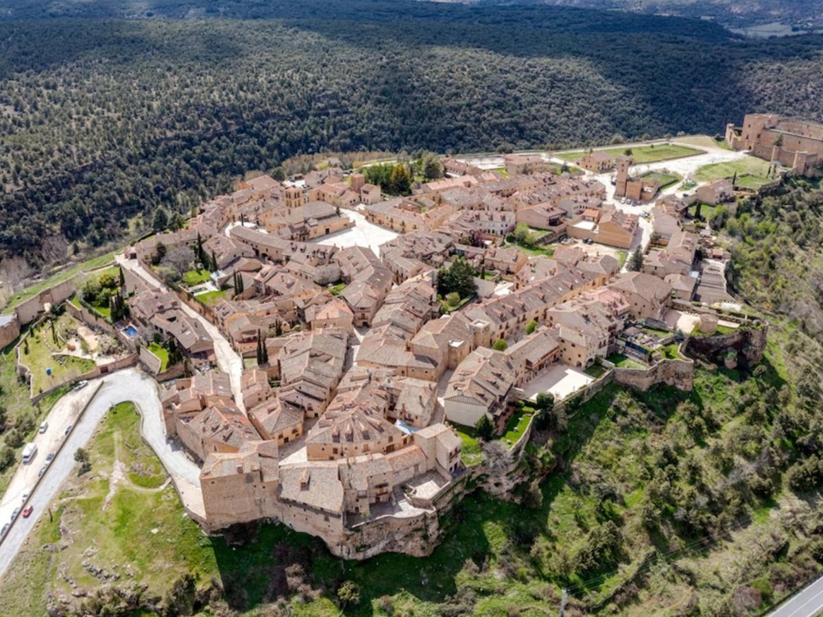 Villa de Pedraza: Un tesoro medieval español con castillo y murallas intactas