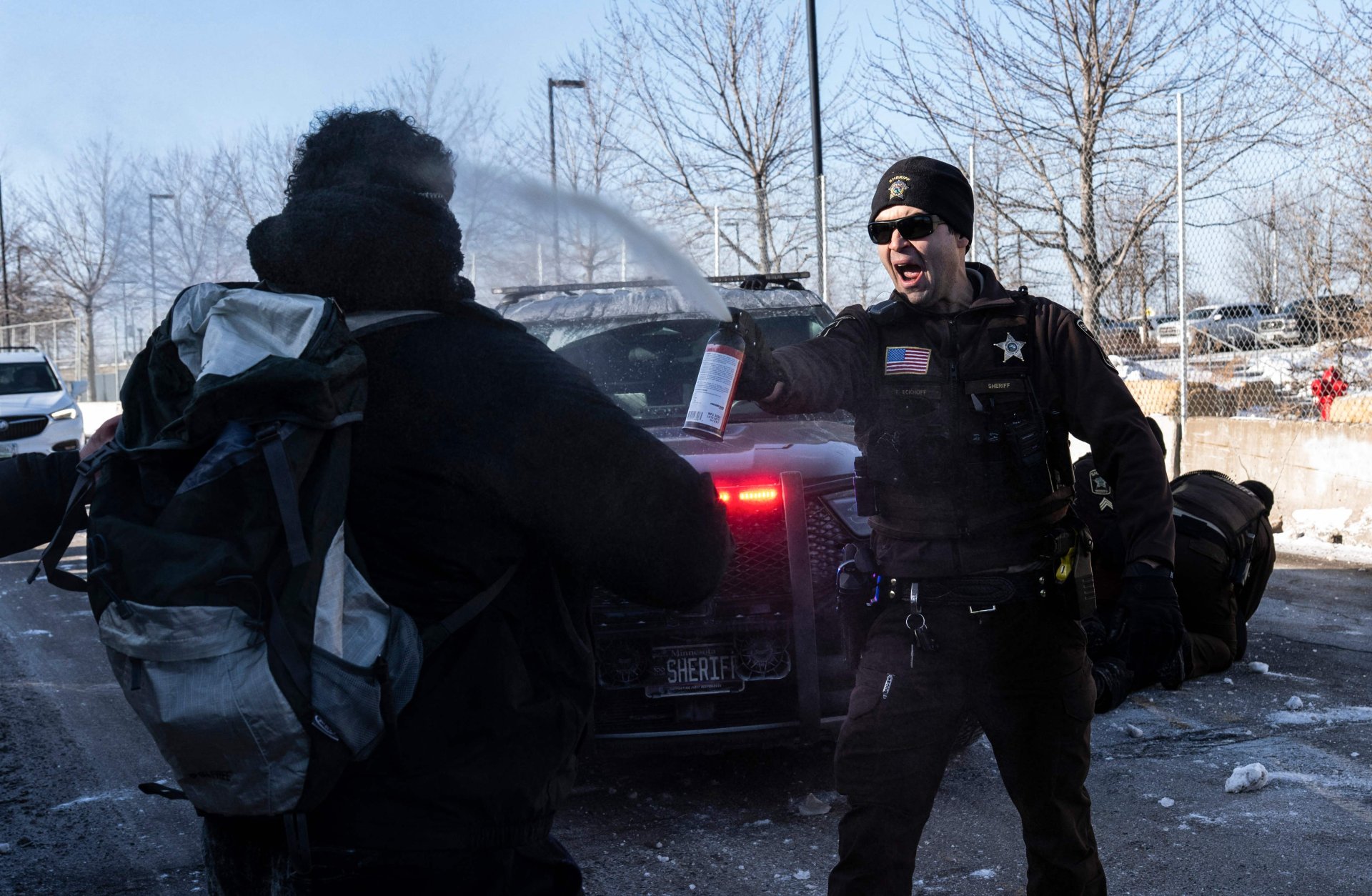 Nueva política migratoria del ICE genera controversia por presuntas ilegalidades en cateos
