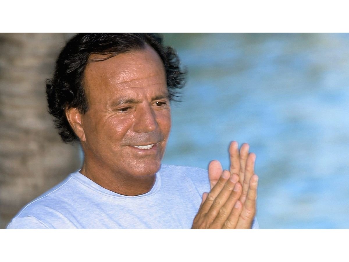 Julio Iglesias publica conversaciones para defender su inocencia en caso judicial