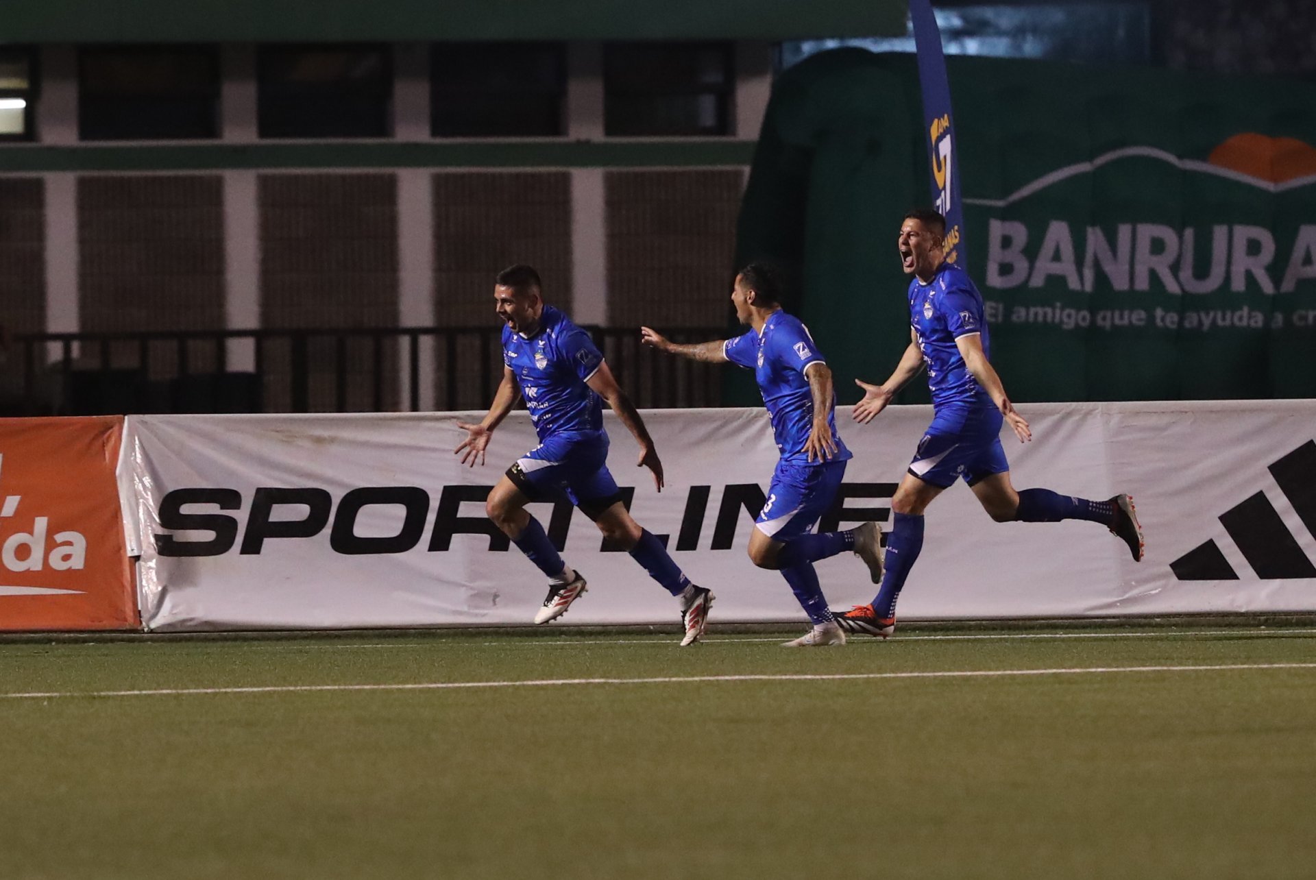 Cobán Imperial derrota 3-2 a Comunicaciones en el Estadio Cementos Progreso y mantiene liderato