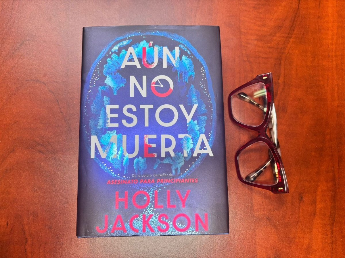 Análisis literario: ‘Aún no estoy muerta’, un thriller que desafía el tiempo y la verdad