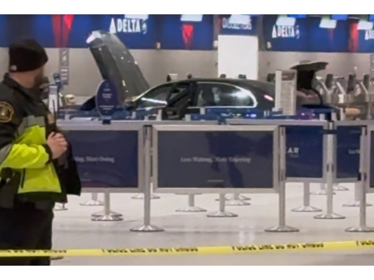 Seis heridos tras choque de vehículo contra entrada del Aeropuerto Metropolitano de Detroit