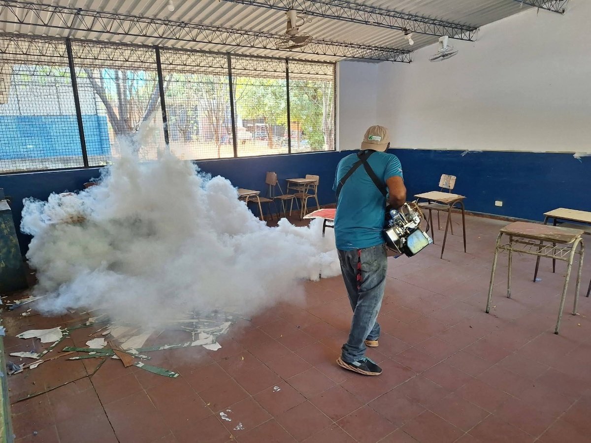 Alcaldía de La Unión Norte implementa campaña de fumigación en escuelas para prevenir enfermedades