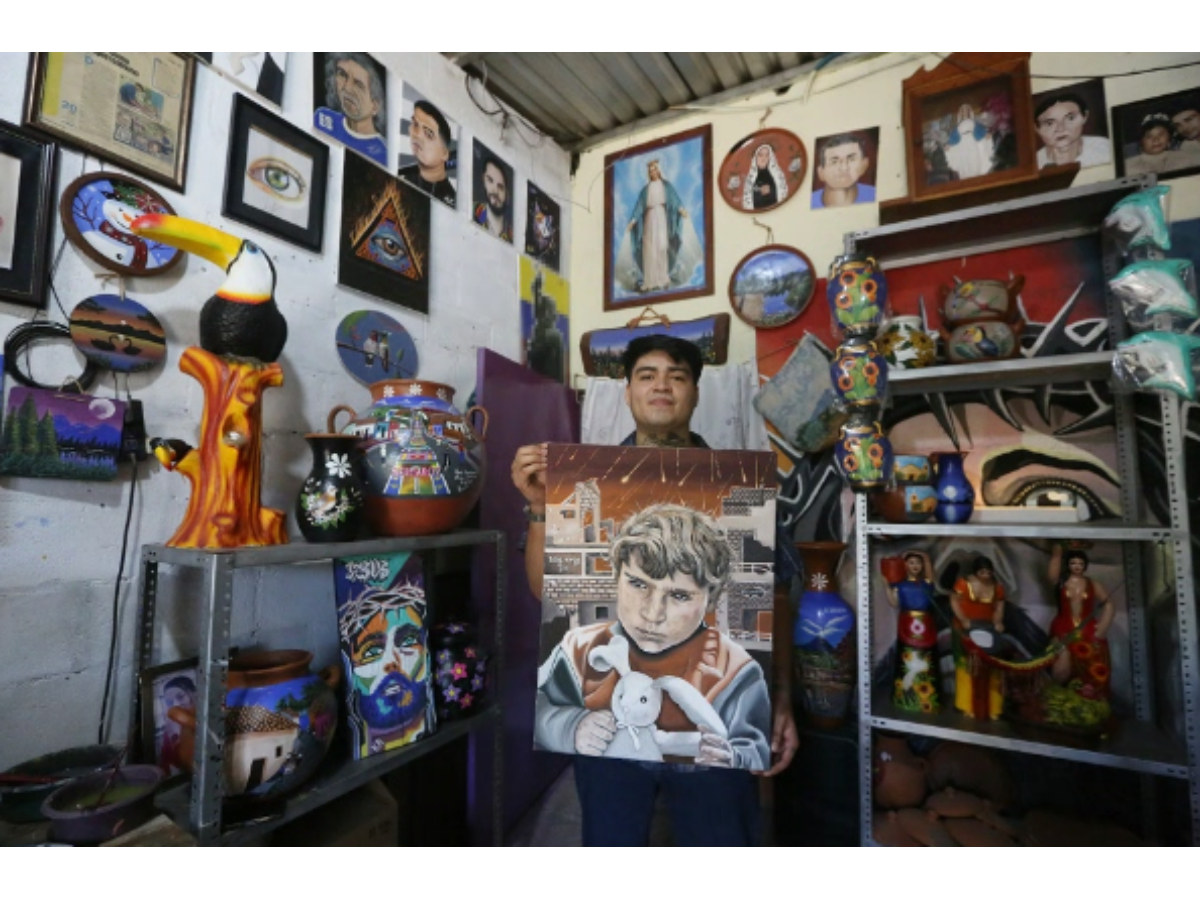 Kevin Alexander Rodríguez: El talento autodidacta que retrata la realidad salvadoreña en arte realista