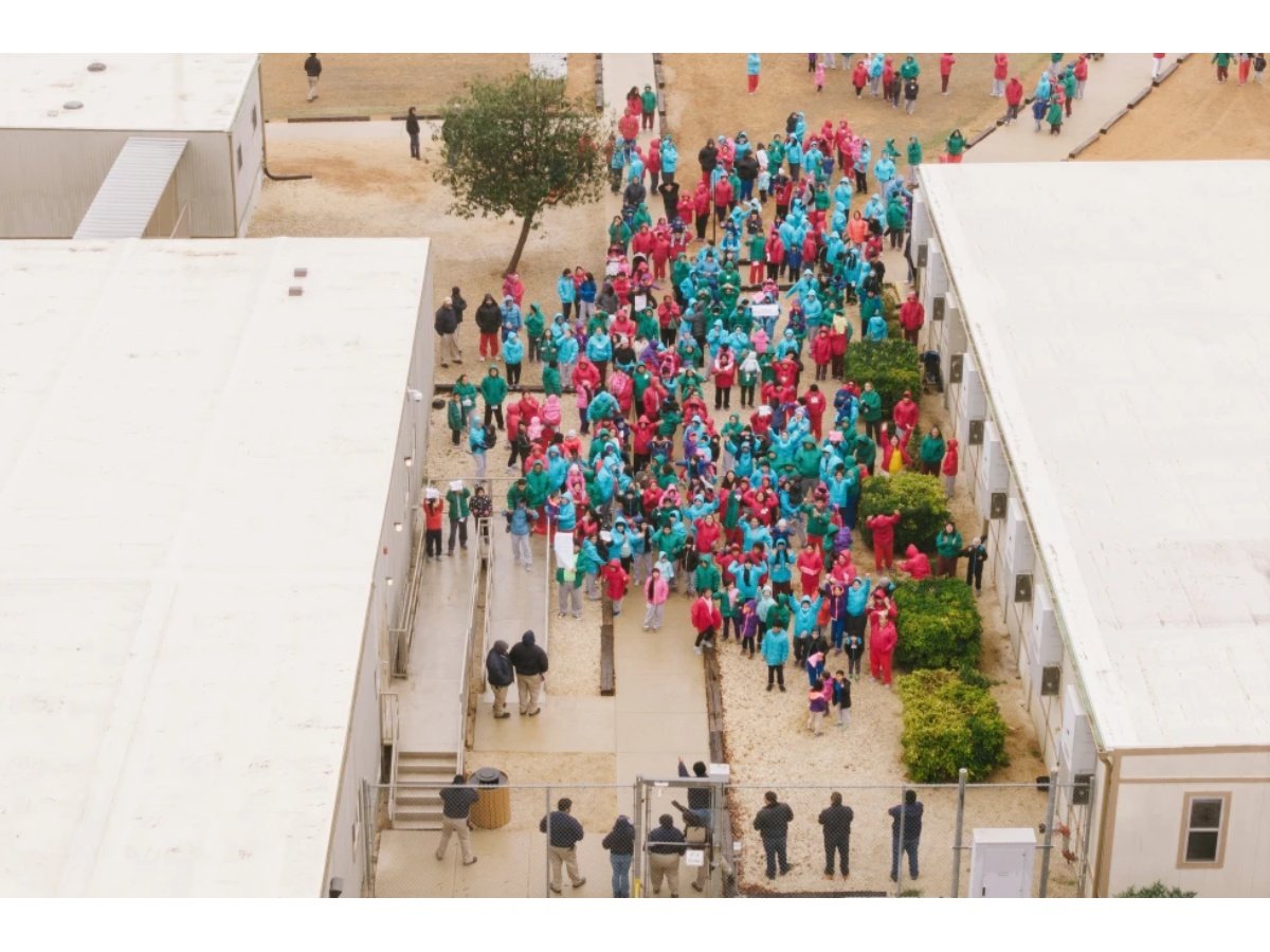 Familias inmigrantes protestan en centro de detención en Texas donde se encuentra niño salvadoreño y su padre