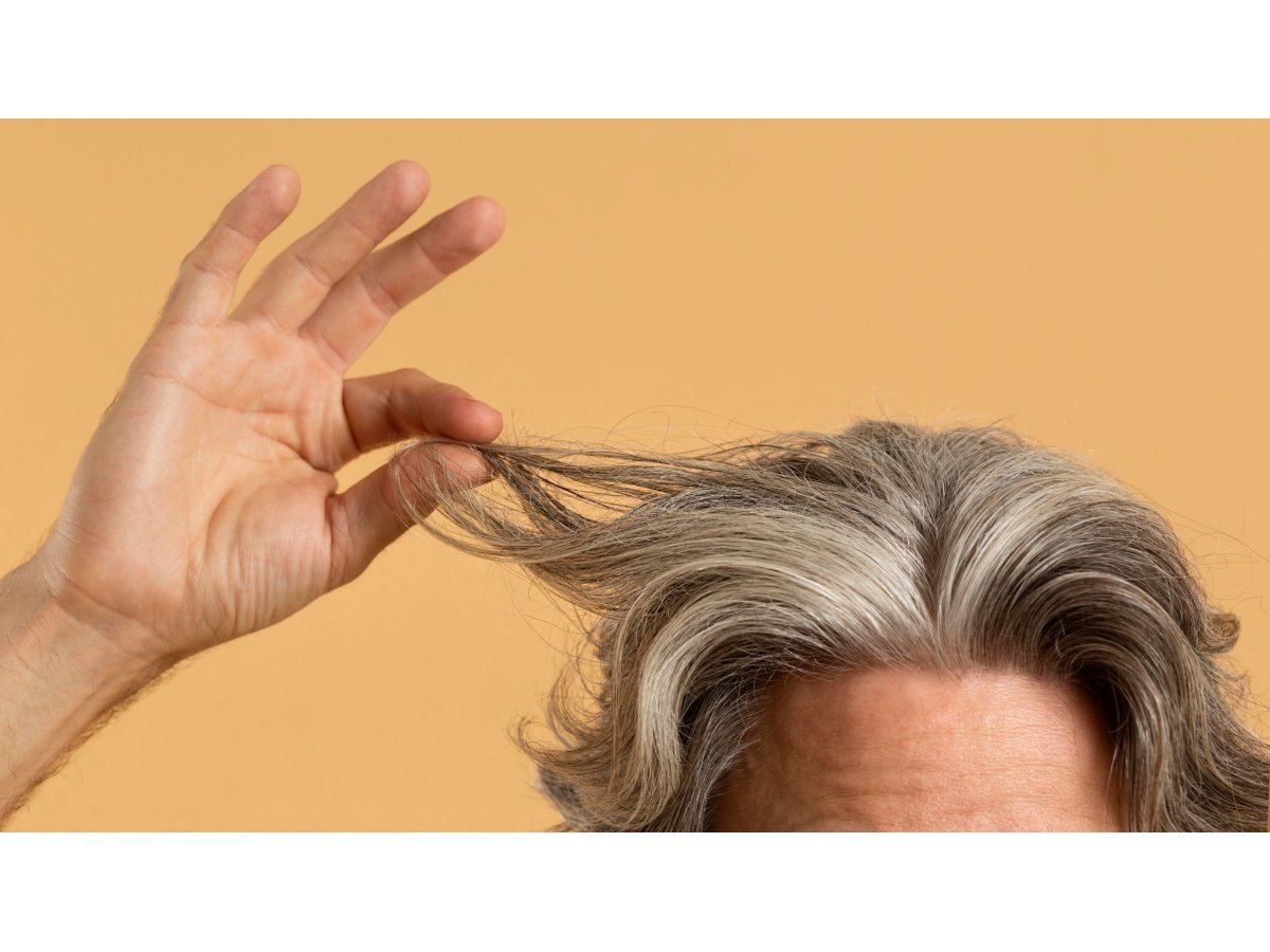 Beneficios y preparación de la mezcla casera de bicarbonato de sodio y romero para las canas