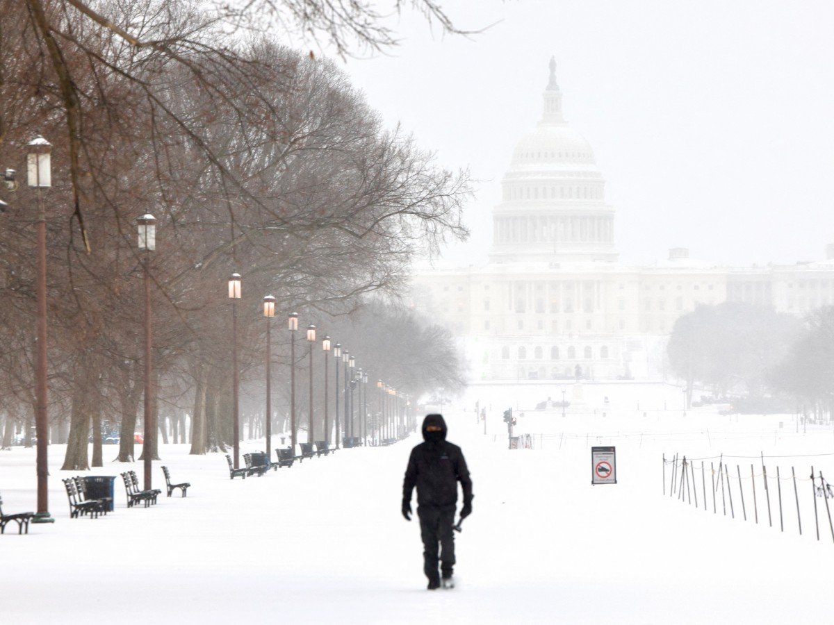 Tormenta Invernal Afecta a Más de 240 Millones en EE.UU. con Nieve, Hielo y Apagones