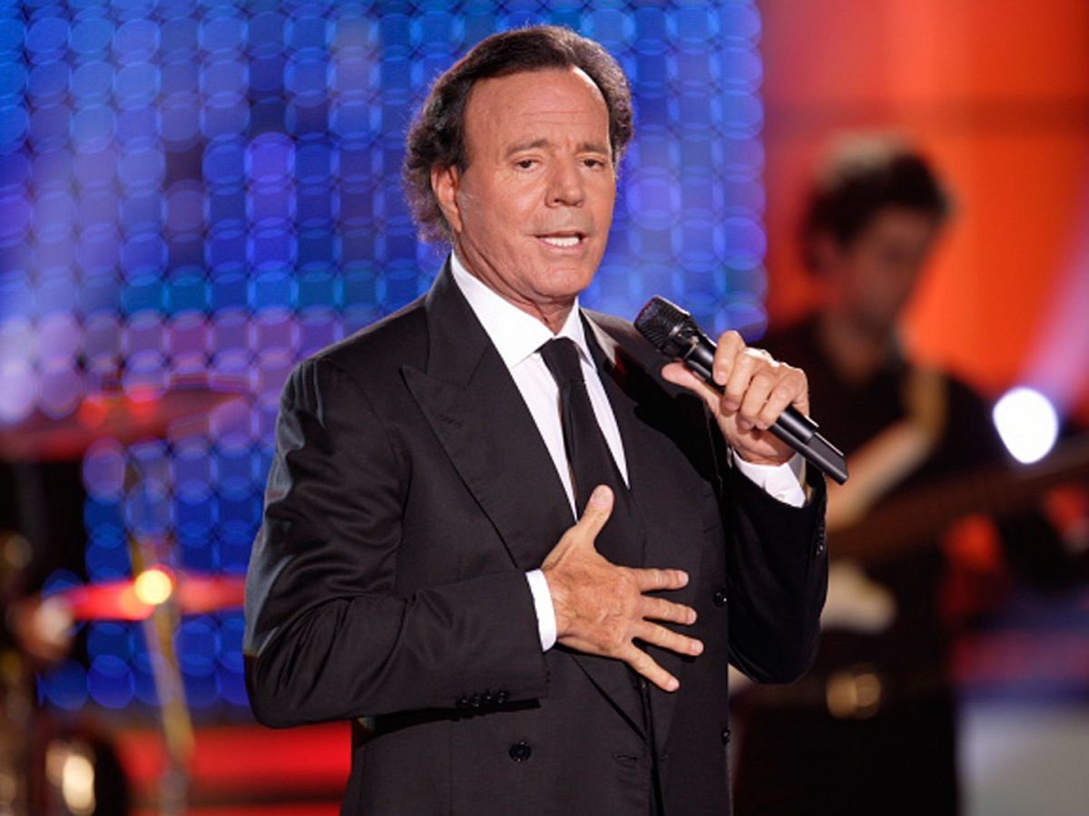 Fiscalía archiva caso contra Julio Iglesias por falta de jurisdicción; denunciantes anuncian que seguirán luchando