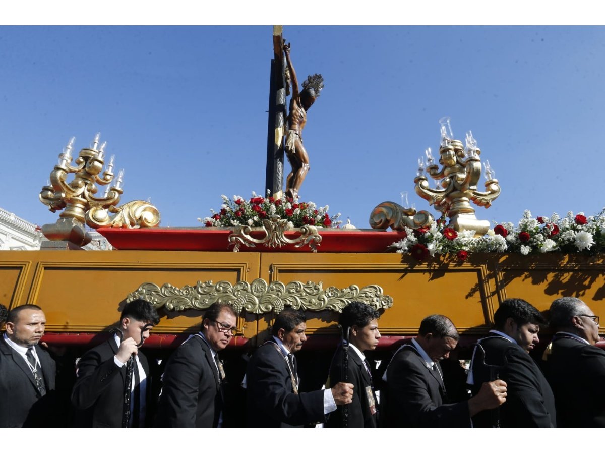 Procesión del Divino Señor del Calvario recorre el Centro Histórico de San Salvador en acto de fe y tradición