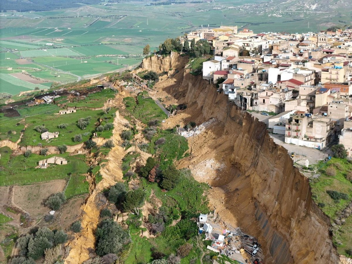Deslizamiento de tierra en Sicilia pone en riesgo a un pueblo y obliga a evacuar a 1,000 personas