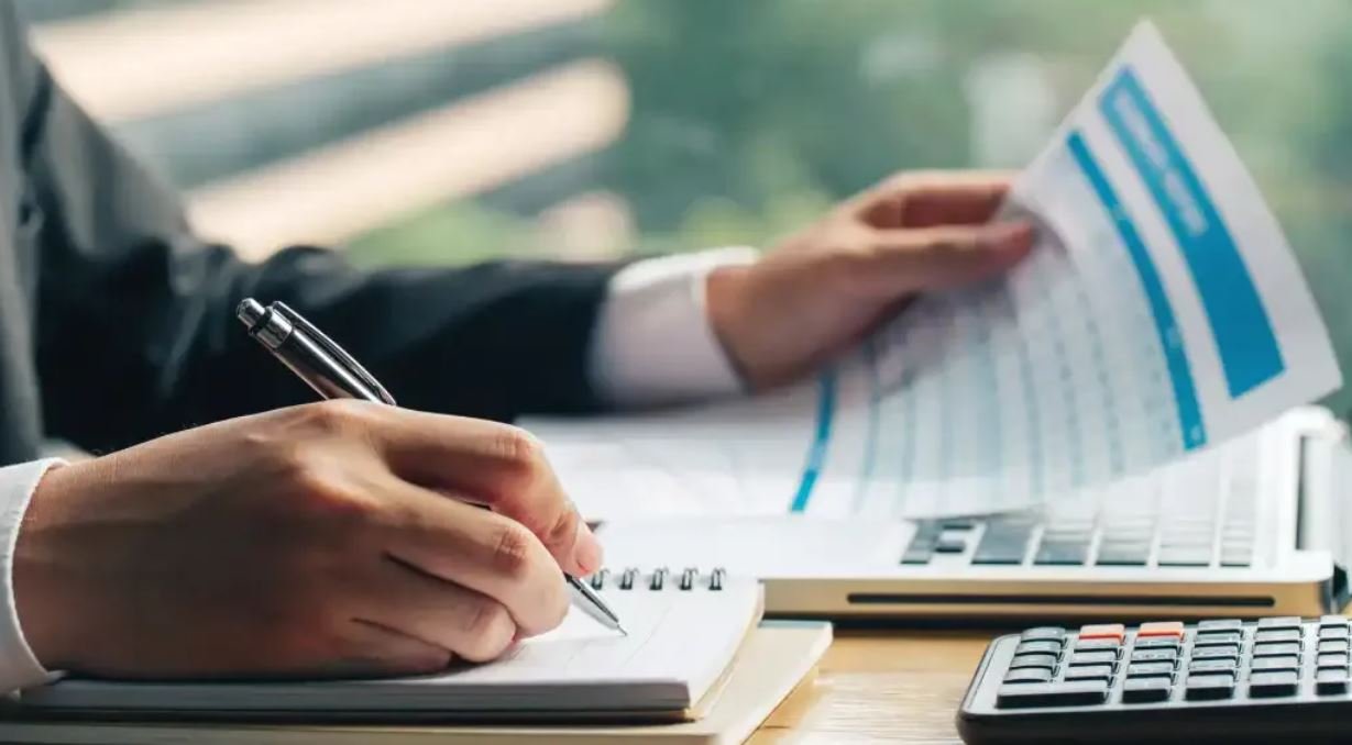 Salario mínimo 2026 en Guatemala: cómo calcular prestaciones y costo total de un empleo formal