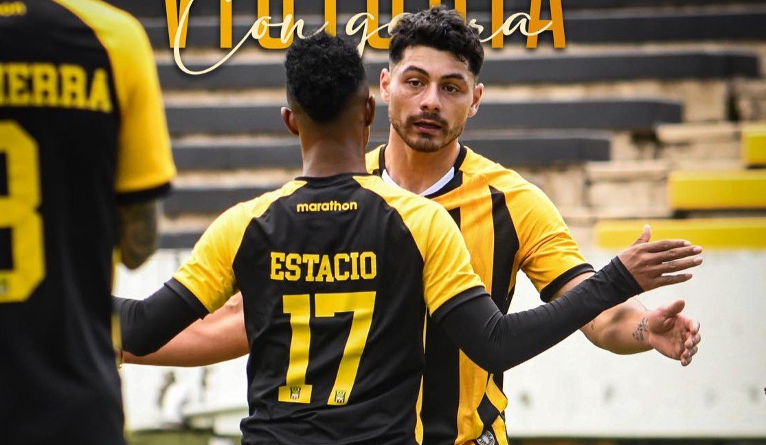 Darwin Lom celebra su primer gol con The Strongest en amistoso de preparación