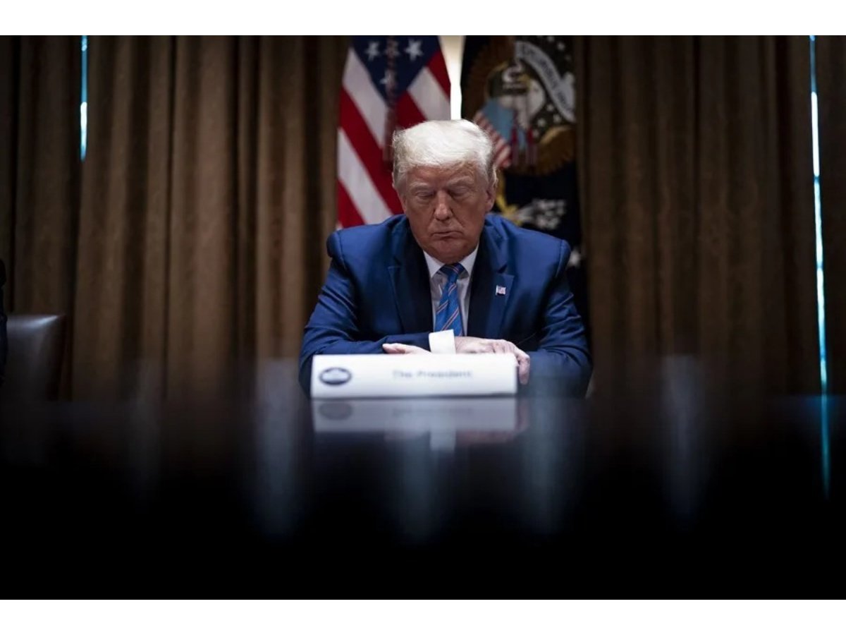 Trump justifica haber cerrado los ojos en reuniones de gabinete por considerarlas ‘aburridísimas’