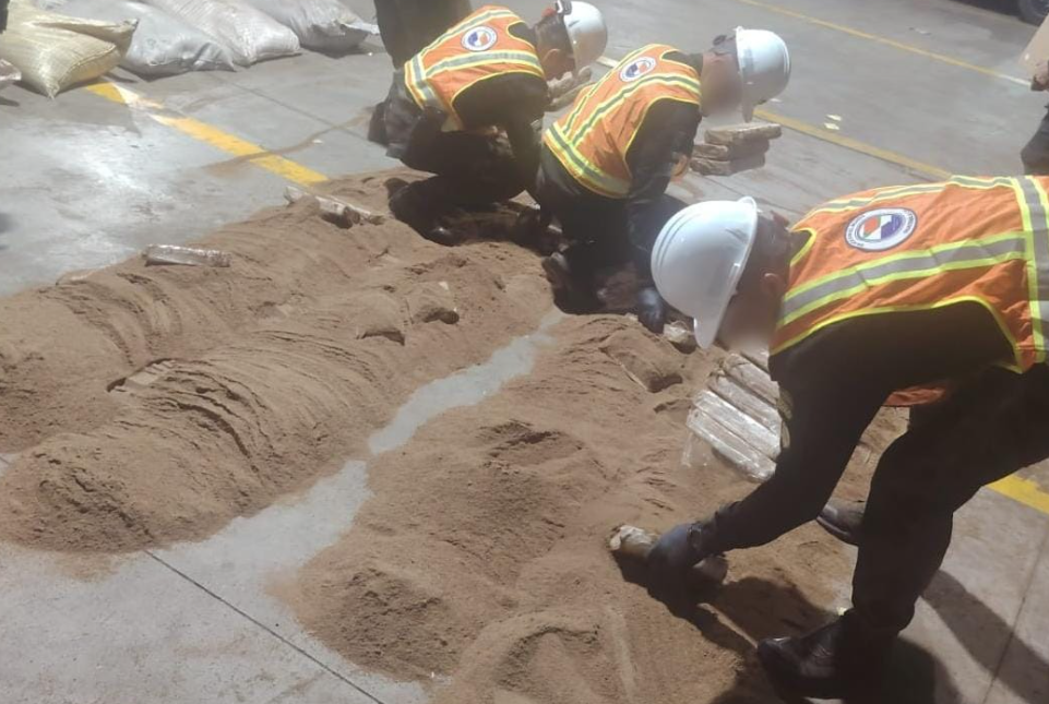 Decomisan más de 1,500 paquetes de presunta cocaína en Puerto Quetzal; continúa inspección de contenedores