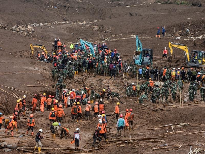 Deslizamiento de tierra en Indonesia deja 17 muertos y decenas desaparecidos en Java