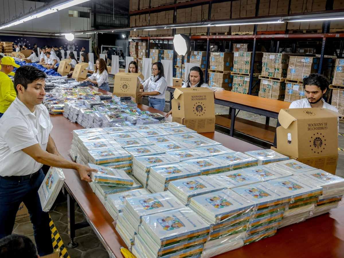 Ministerio de Educación inicia distribución de paquetes escolares para 1.2 millones de estudiantes en El Salvador