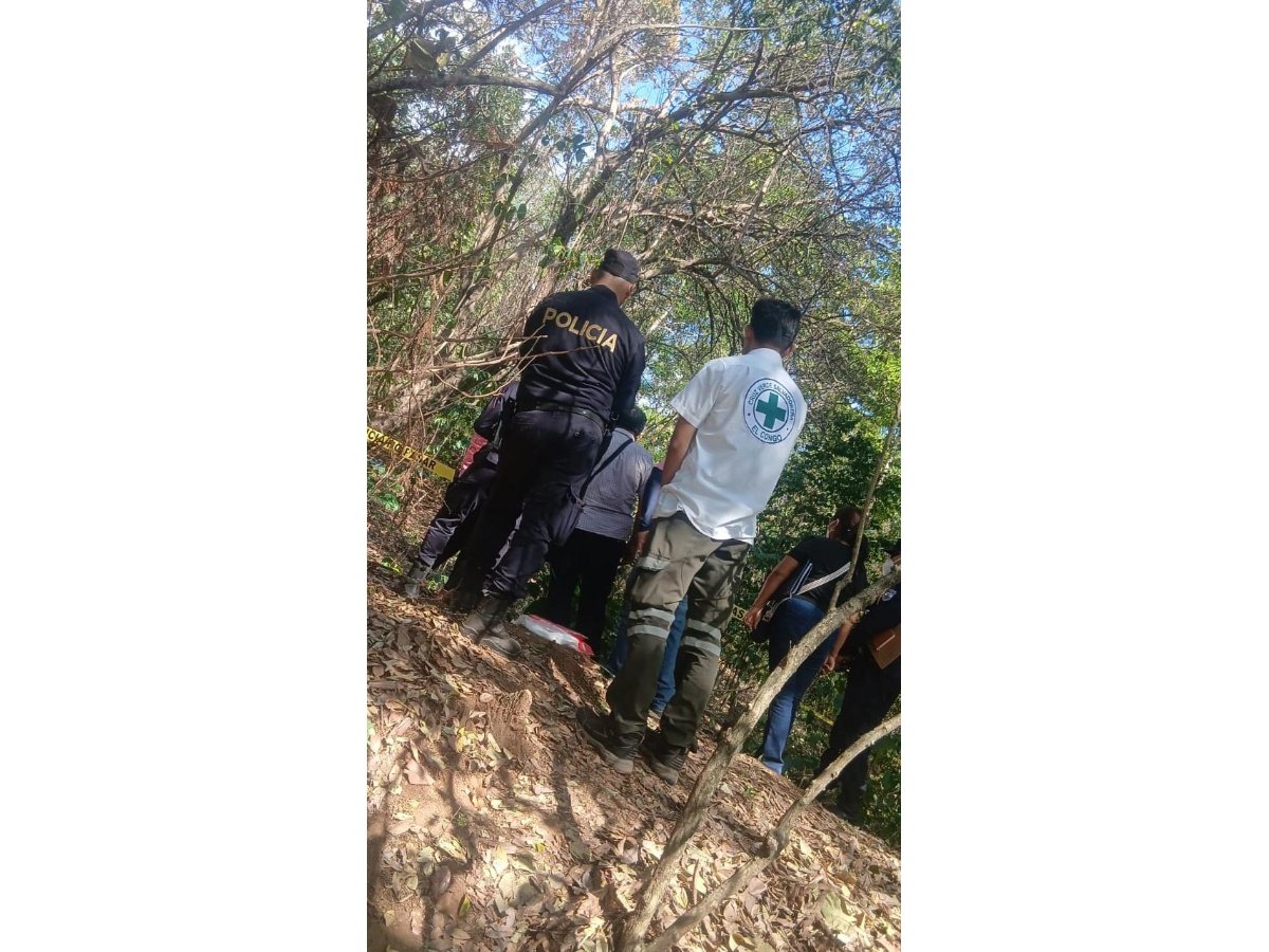 Encuentran cadáver de hombre en avanzado estado de descomposición en finca de Santa Ana Este