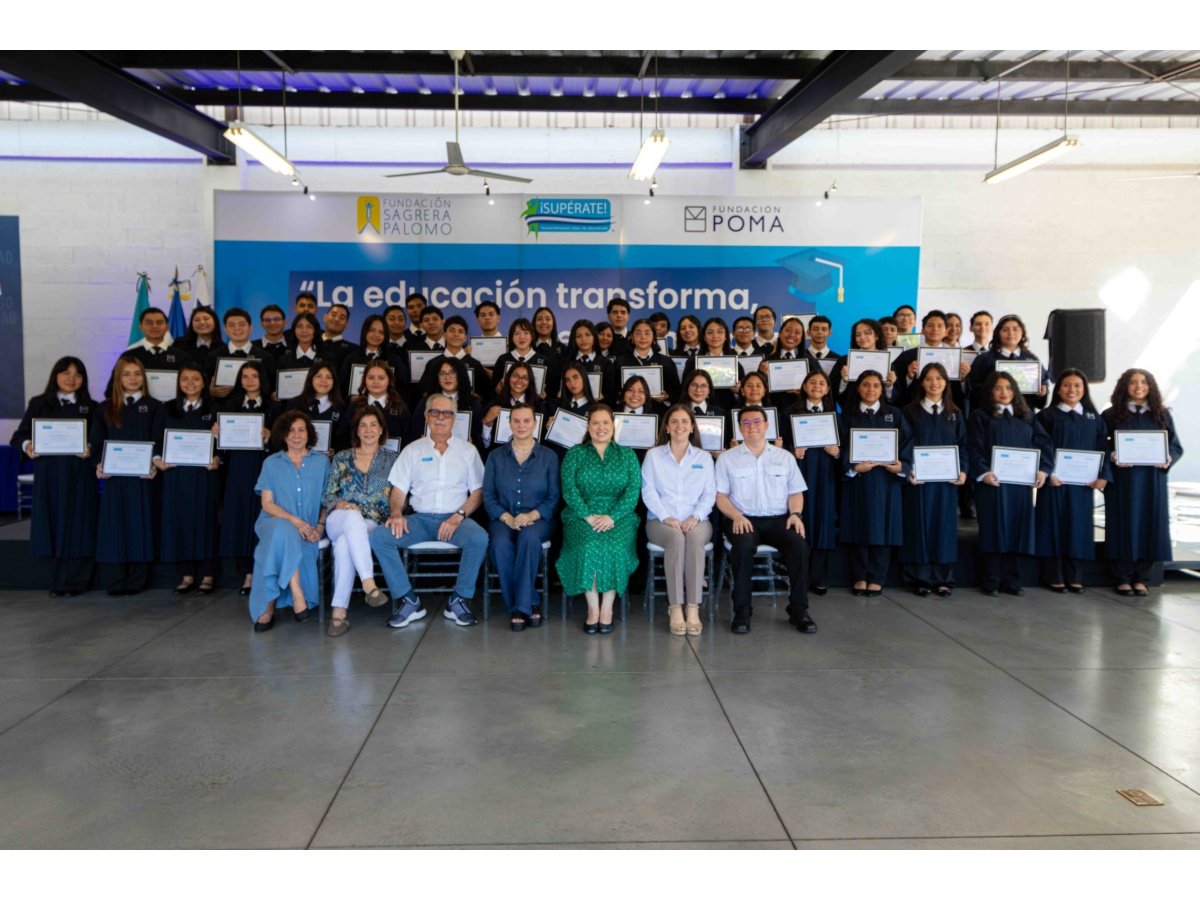 51 jóvenes se gradúan del Centro ¡Supérate! Fundación Poma tras tres años de formación integral