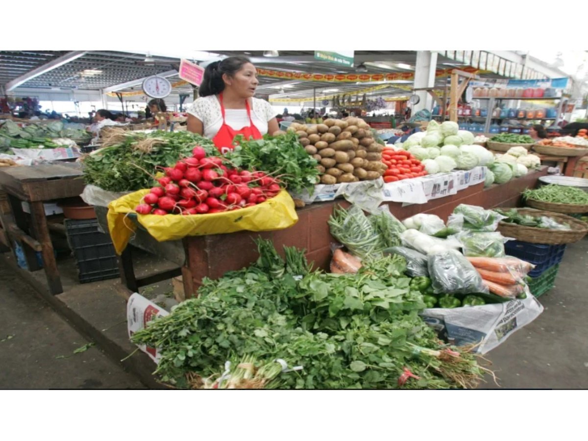 Canasta básica en El Salvador cerró 2025 con aumento en costos pese a medidas gubernamentales