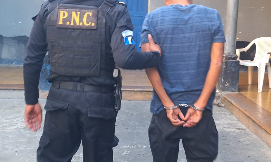 Guardia del Sistema Penitenciario capturado por exigir Q25 mil en extorsión en Santa Cruz del Quiché